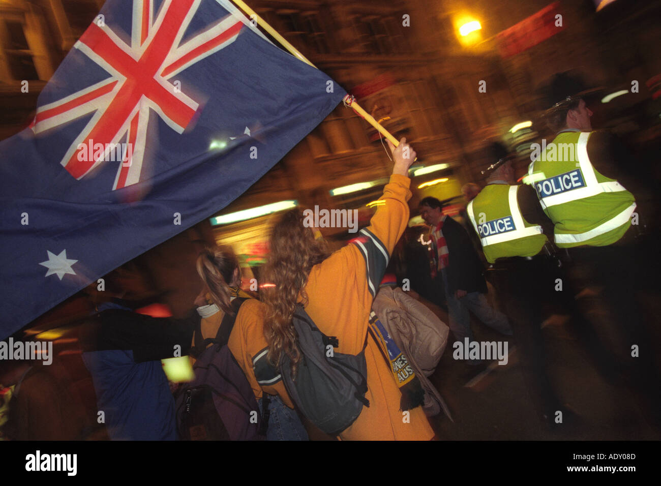 Australische Rugby-Fans und Polizei auf den Straßen von Cardiff, nachdem das Land die Rugby-WM-Finale in Cardiff Wales UK gewonnen Stockfoto