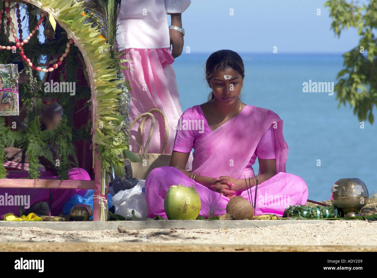 Frau beten während hinduistische Thaipusam Cavadee-festival Stockfoto