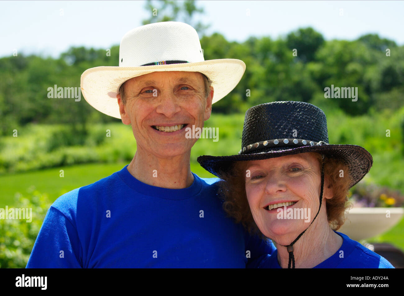 ILLINOIS Libertyville älteres Paar mit passendem Blau T-Shirts im Freien tragen Sommer Strohhüte Kopf- und shoudlers Stockfoto
