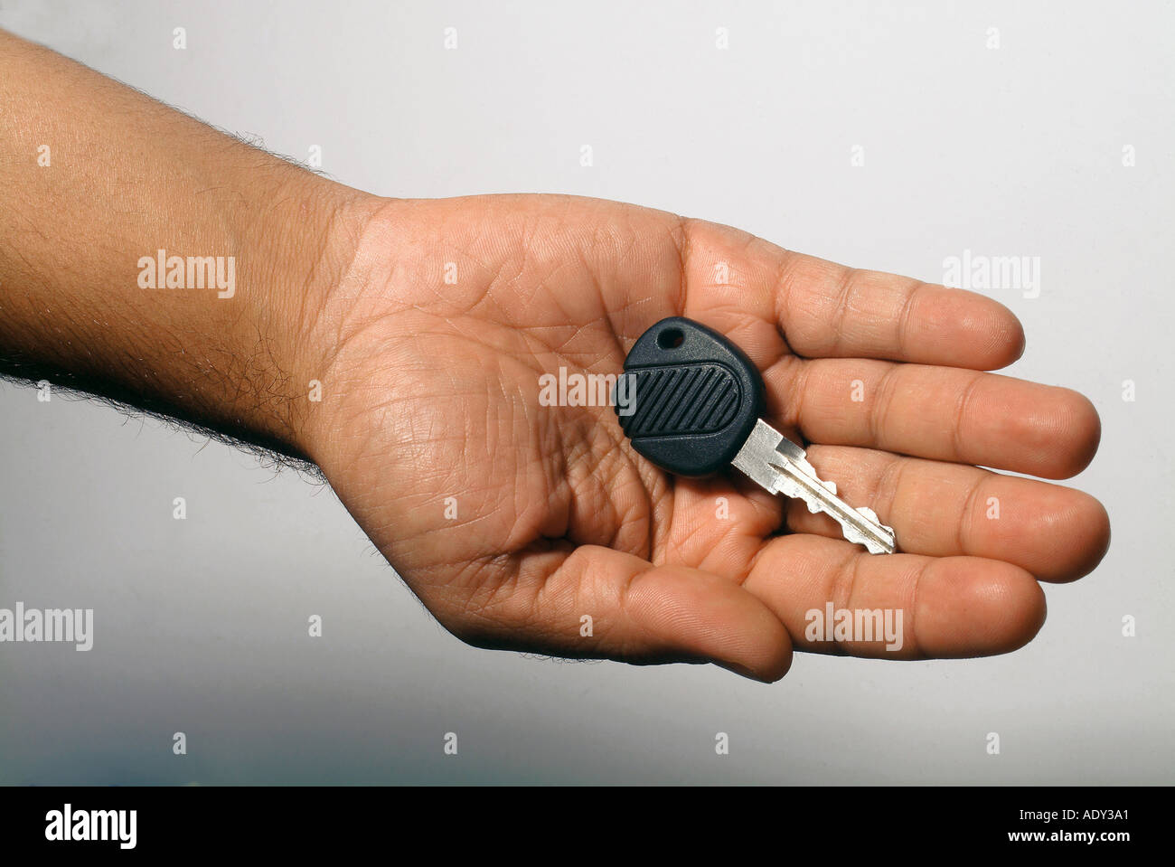 Geschäftskonzepte, dass ich rechts Finger hand halten halten zeigt Auto Schlüsselzugriff Eigentum Eigentum Geschäftskonzept Stockfoto