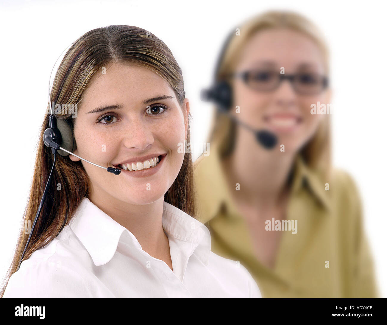 Frau Menschen Kommunikation Headsets Kopfhörer Monitor Tastatur hoch fünf gib mir fünf Geschäftsbereichen paar Telemarketing glücklich Stockfoto