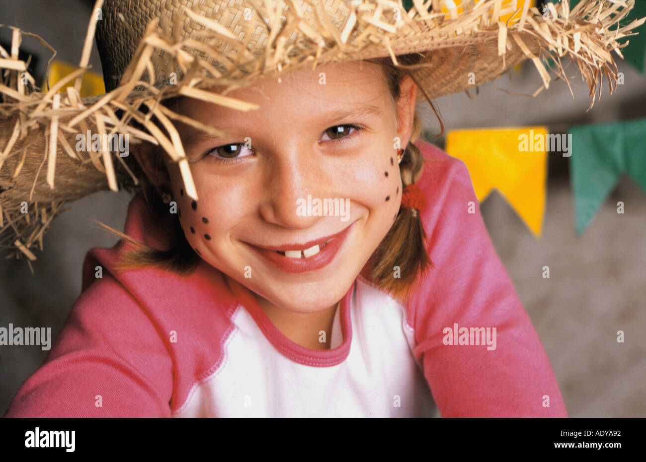 Feiern ich junge Mädchen kleine weiße brasilianischen Lächeln Lächeln Wicker Hut Fahnen Festa Festas Junina Juni feste 5 10 eigen- Stockfoto