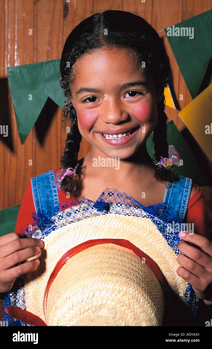 Feiern ich junge Mädchen kleine schwarze brasilianische Lächeln Lächeln Wicker Hut hält Fahnen Festa Festas Junina Juni feste 5 1 Stockfoto