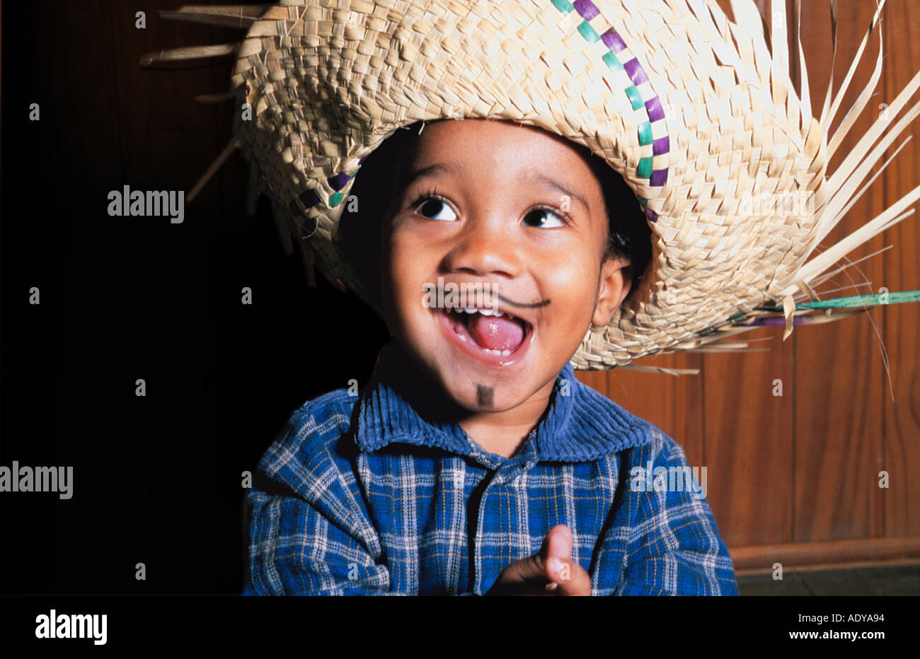 Feiern ich kleine weiße Junge brasilianische Lächeln Lächeln Wicker Hut Fahnen Festa Festas Junina Juni Feierlichkeiten 0 5 Zeichen pro Stockfoto