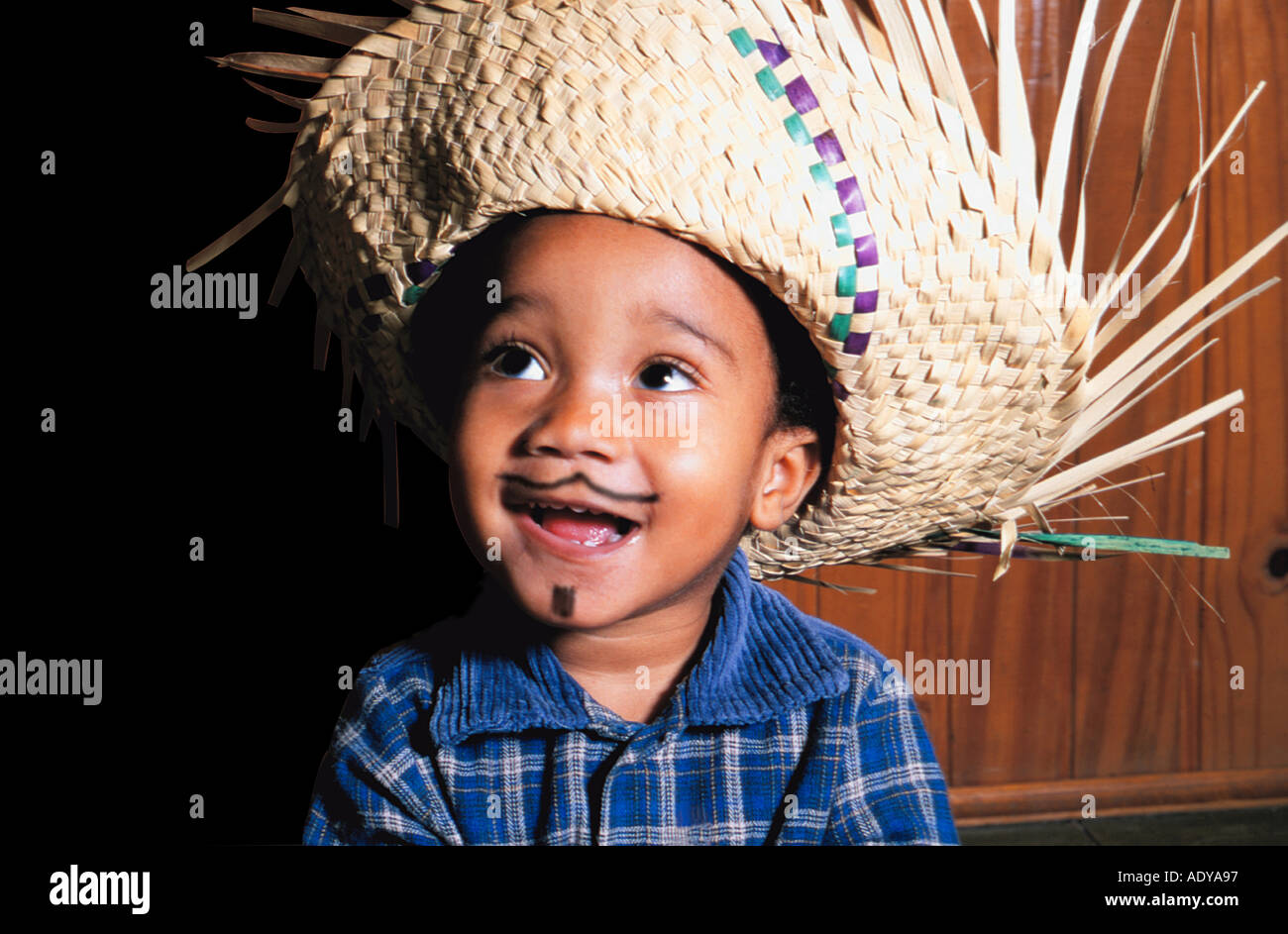 Feiern ich kleine weiße Junge brasilianische Lächeln Lächeln Wicker Hut Fahnen Festa Festas Junina Juni Feierlichkeiten 0 5 konzeptionelle Cel Stockfoto