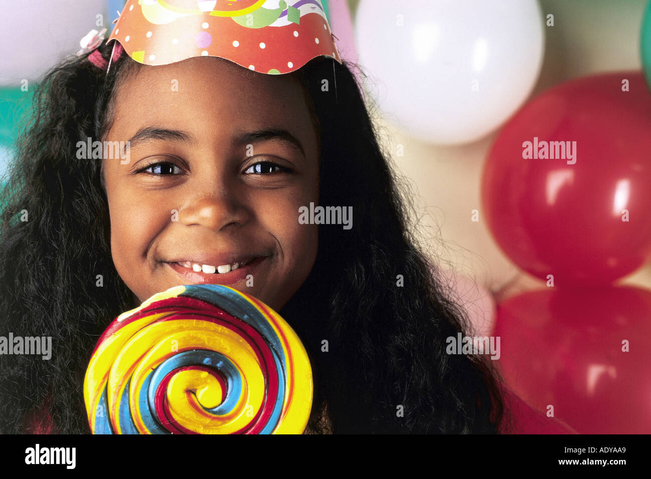 Feiern in der Nähe ich kleine schwarze junge Mädchen lächeln lächelnd glücklich Glück Ballon Ballons Geburtstag Party Nahaufnahme hautnah lol Stockfoto