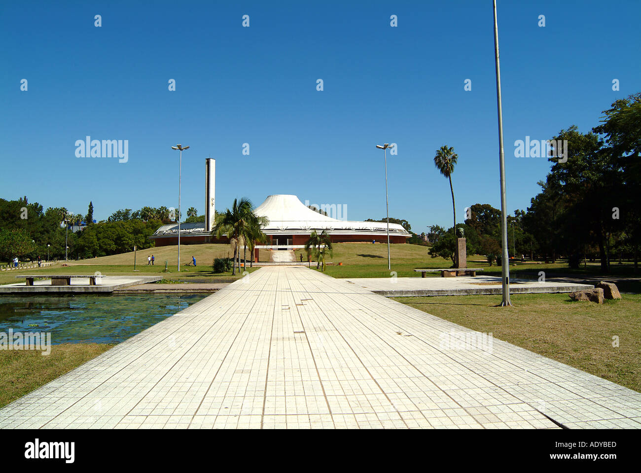 Rio Grande tun Sul Amphitheater Palm Bäume Araujo Vianna Auditorium öffentlichen Raum blauer Himmel Eingang Zugang Rasen Park Farroupilha p Stockfoto