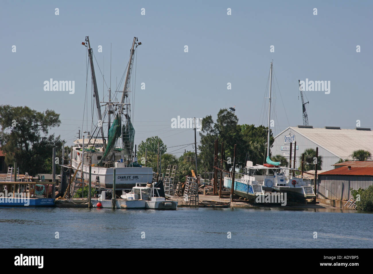 Shrimpboat und ein Segeln Katamaran holte in Tarpon Springs Stockfoto