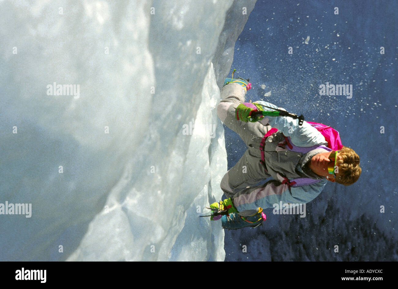 Eiskletterer, streichelte Eisgerät in Eis Stockfoto