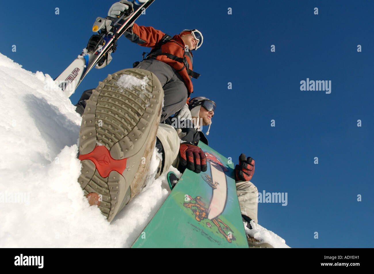 zwei Teenager mit Ski und Snowboard, Frankreich Stockfoto