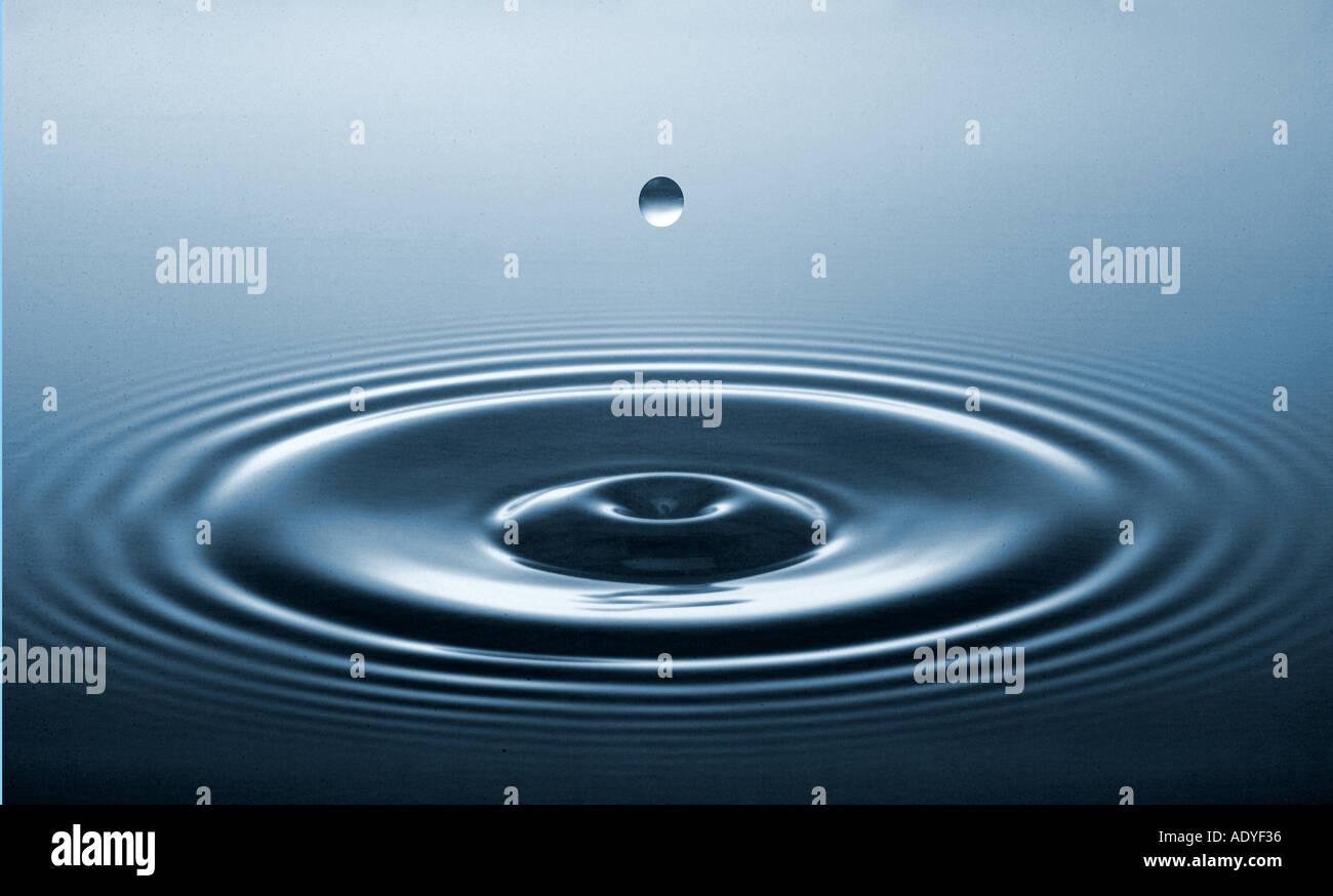 Flüssige II Wasser Flüssigkeitstropfens Welle Gefolge Droping reißen Kreis um blaue fallenden Regen Stockfoto
