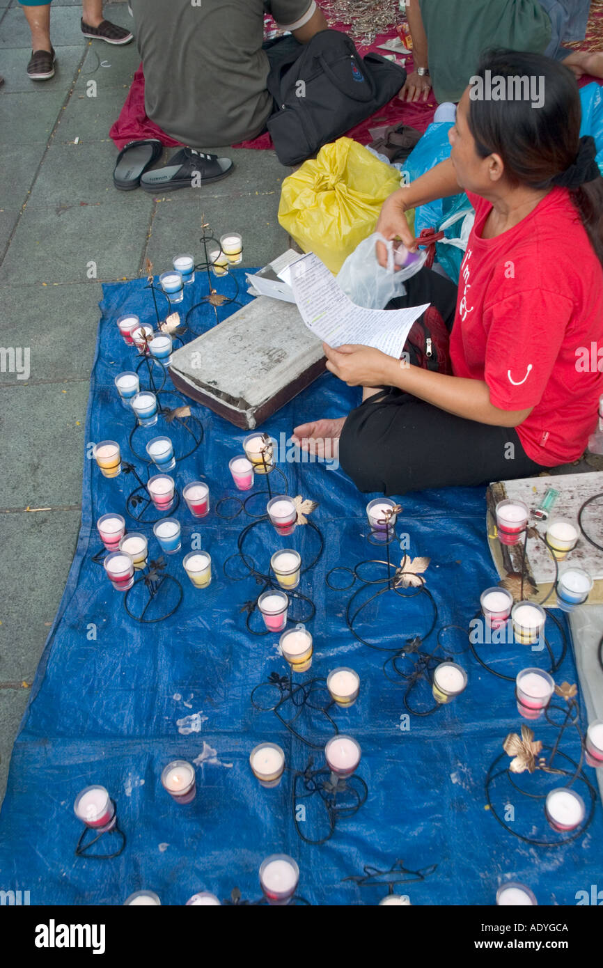 Frau verkaufen Kerzen auf einem Straßenmarkt in Bangkok Stockfoto