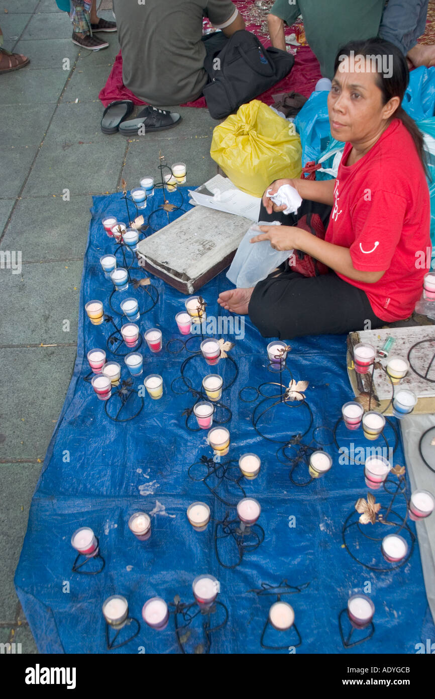 Frau verkaufen Kerzen auf einem Straßenmarkt in Bangkok Stockfoto