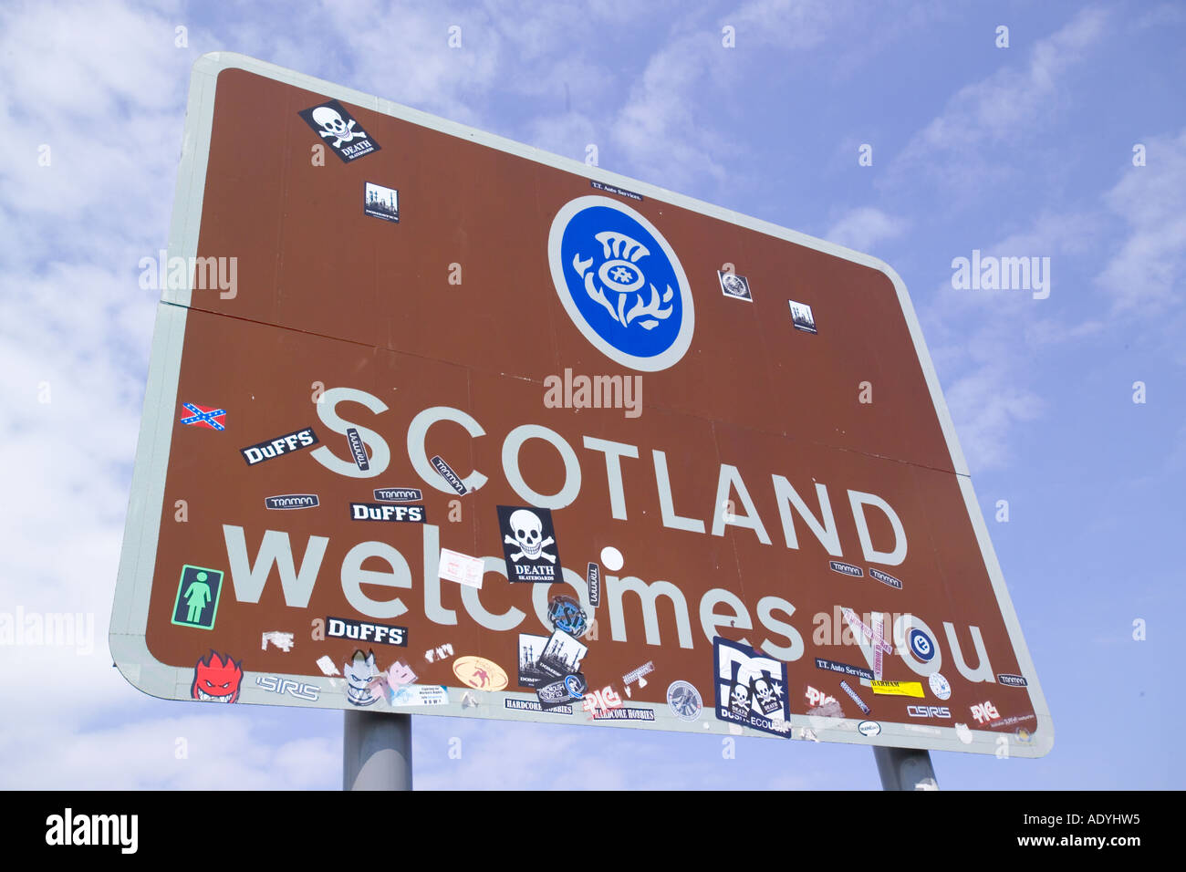 Willkommen in Schottland Zeichen an der schottischen Grenze in Berwick Auf Tweed mit Graffiti Stockfoto