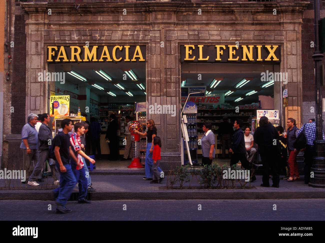 Mexikanische Volk, farmacia El Fenix, Apotheke, Drogerie, farmacia, Calle Francisco i Madero, Mexico City, Distrito Federal, Mexiko Stockfoto