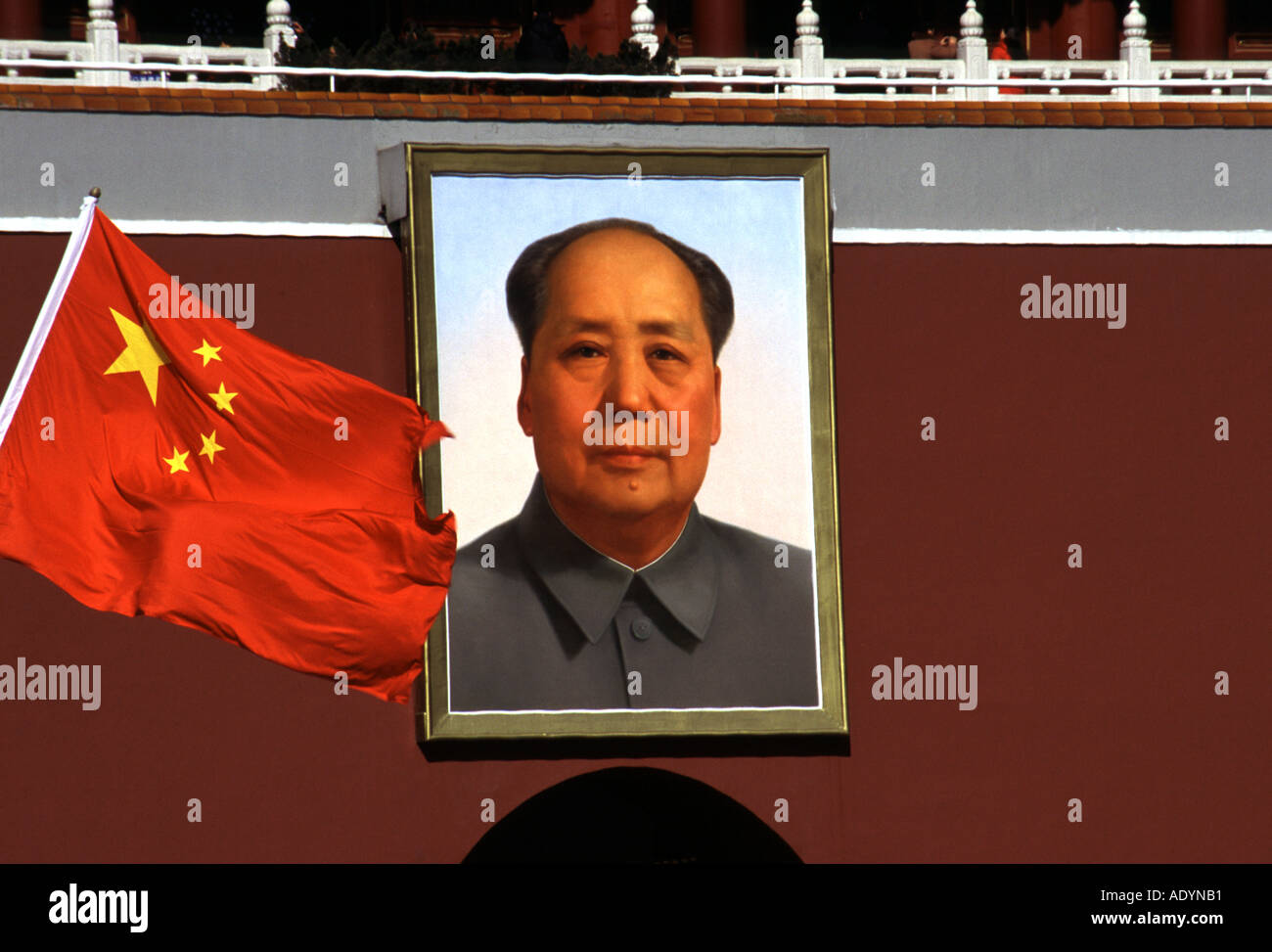 Farbfoto eines Porträts des Vorsitzenden Mao Zedong und der chinesischen Flagge, Verbotene Stadt Peking, Asien Stockfoto