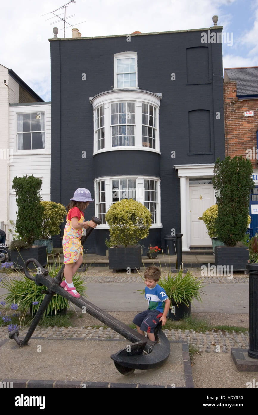 Schwarz lackiert Haus Kinder spielen am Anker von der riverside Wivenhoe NE Essex in der Nähe von Colchester Stockfoto