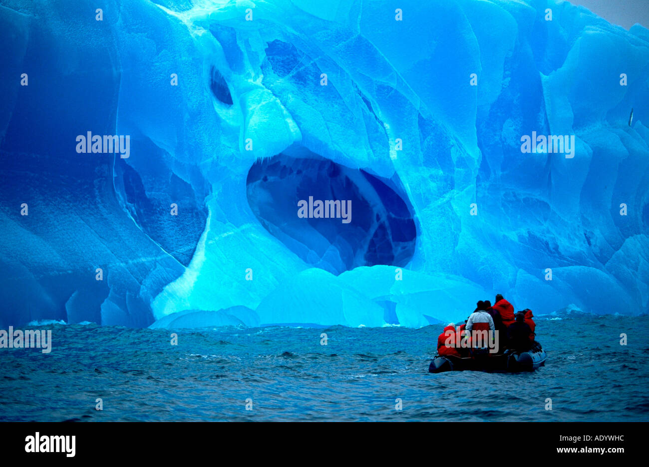 Boot Vor Blauem Eisberg in der Weddel siehe Zwischen Den Süd-Sandwich-Inseln Und Südgeorgien Stockfoto