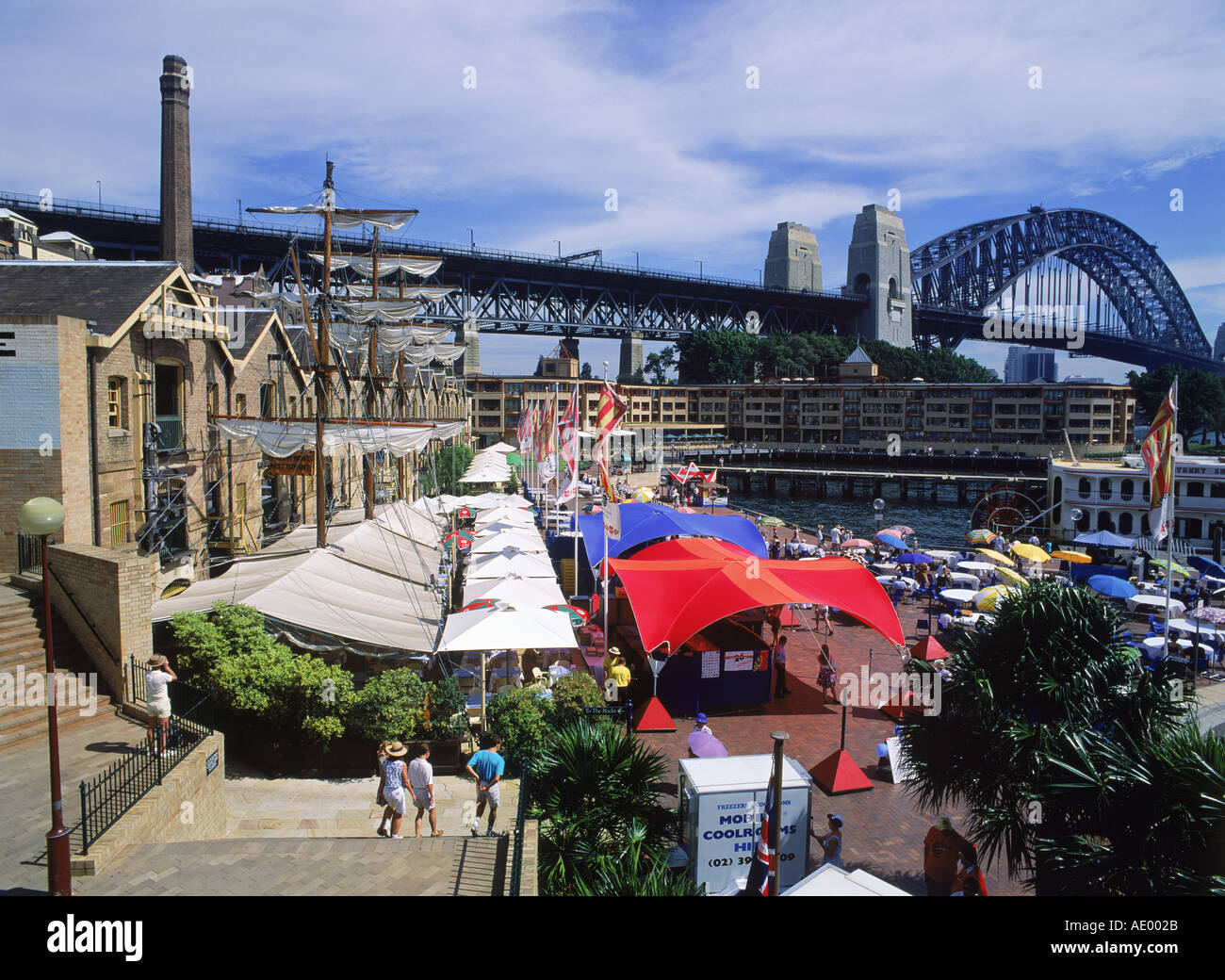 Der Felsen Gegend von Sydney mit Restaurants und Harbour Bridge Stockfoto