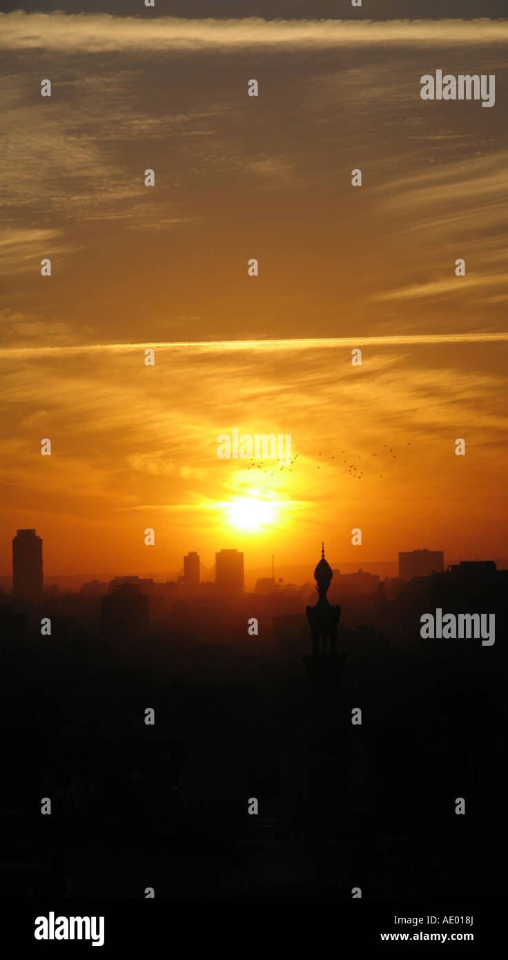 Sonnenuntergang am Wohngebiet im alten Teil der Stadt von Kairo gesehen vom Parc Al-Azhar in die Richtung von Gizeh - Silhouette Stockfoto