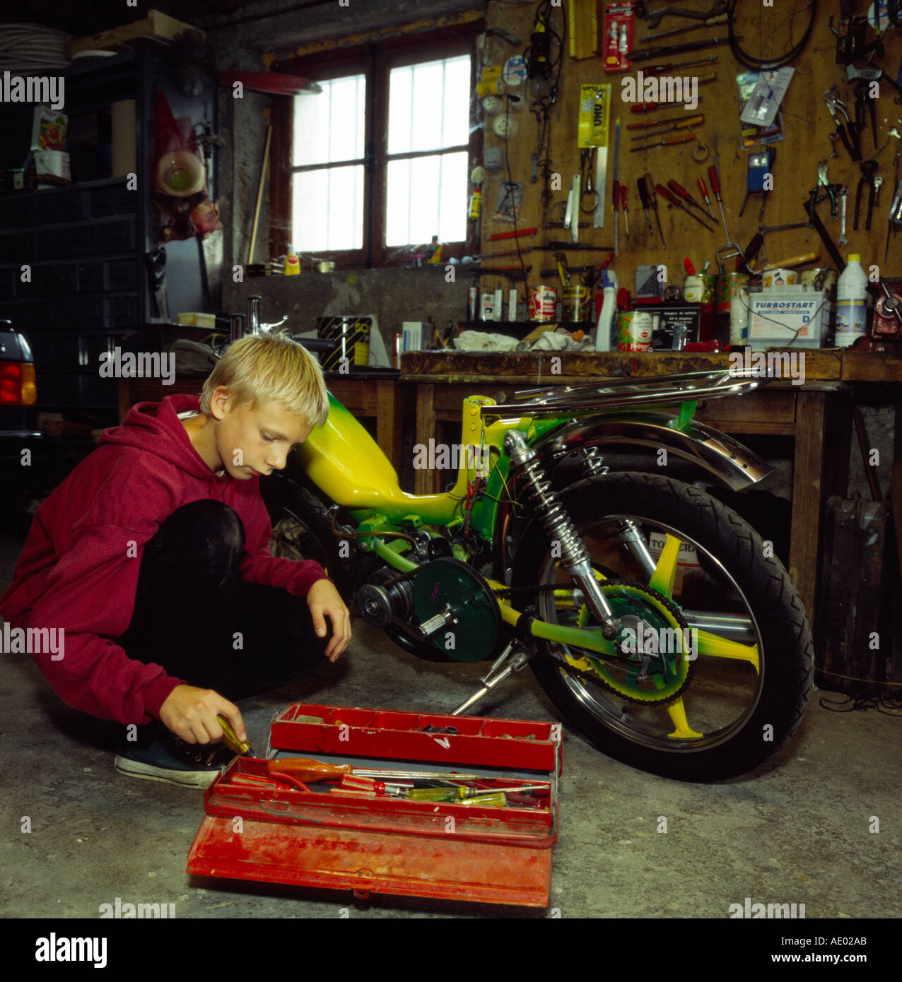 Teenager ist sein Moped tuning Stockfotografie - Alamy