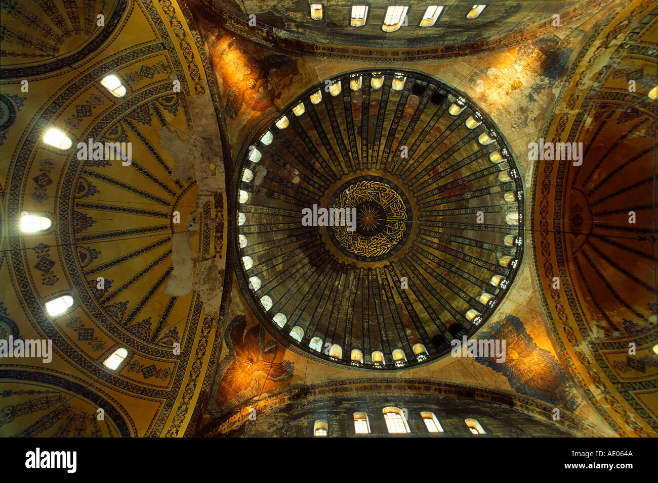 Juli 1990 Istanbul Türkei Innenministerium die Aya Sofya nachschlagen in der zentralen Kuppel Stockfoto