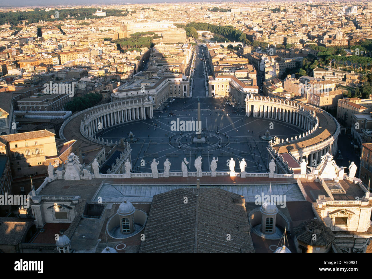 Blick von der Kuppel der St.-Peter-Basilika Piazza San Pietro Vatikanstadt Rom Italien Stockfoto