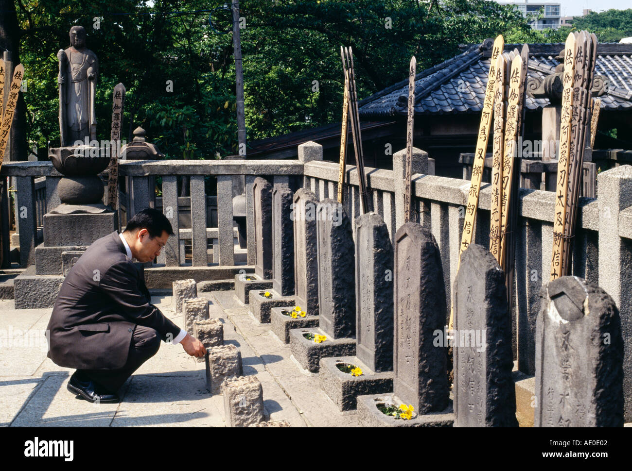 Weihrauch, die an die Gräber der 47 Samurai Krieger Gebäudes-Ji Tempel Tokyo Japan angeboten Stockfoto