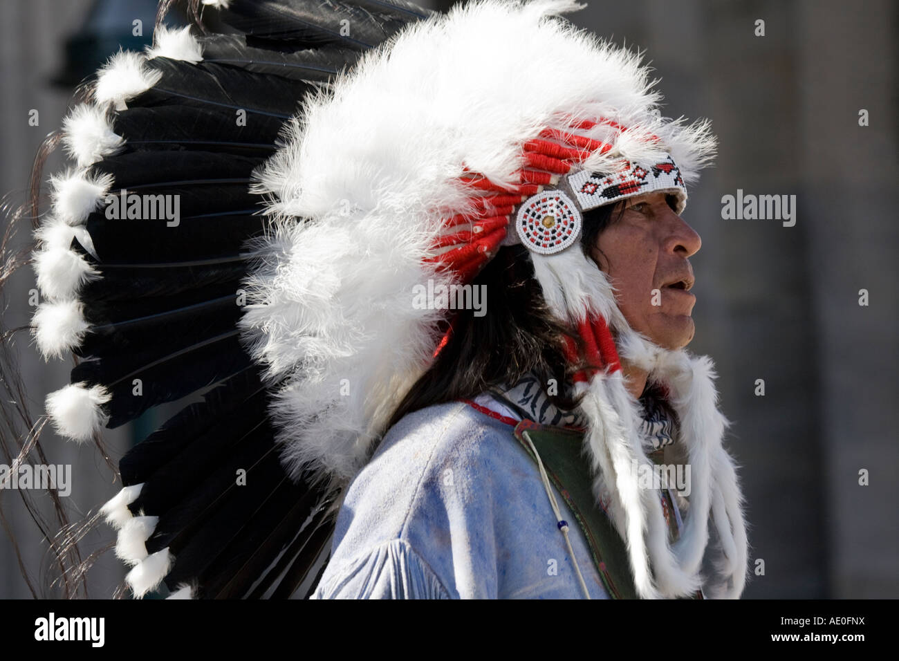 American Indian Chief auf dem Edinburgh Festival Fringe Princes Street, Schottland. Stockfoto