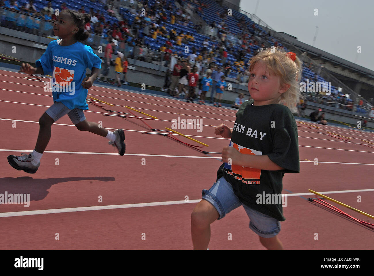 New York NY 15. August 2007 ehemalige New York Rangers Torhüter Mike Richter inspiriert Kinder beim ING Run für etwas besseres Track Ereignis Icahn Stadium Randall Island Stockfoto