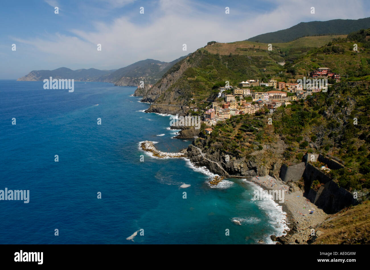 Die Cinque Terre Küste Richtung Norden.  Das erste Dorf gesehen ist Riomaggiore mit seinem Strand im Vordergrund. Stockfoto