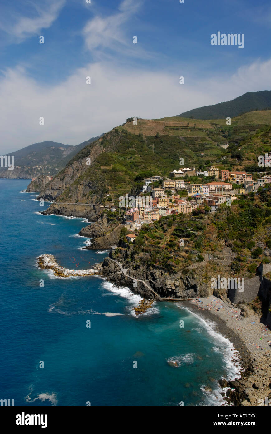 Die Cinque Terre Küste Richtung Norden.  Das erste Dorf gesehen ist Riomaggiore mit seinem Strand im Vordergrund. Stockfoto