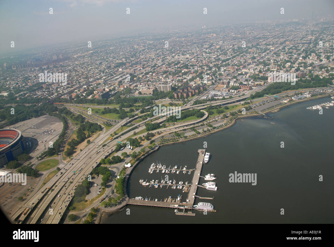 Blick von Queens New York City USA aus dem Fenster eines Flugzeugs von La Guardia Airport Stockfoto