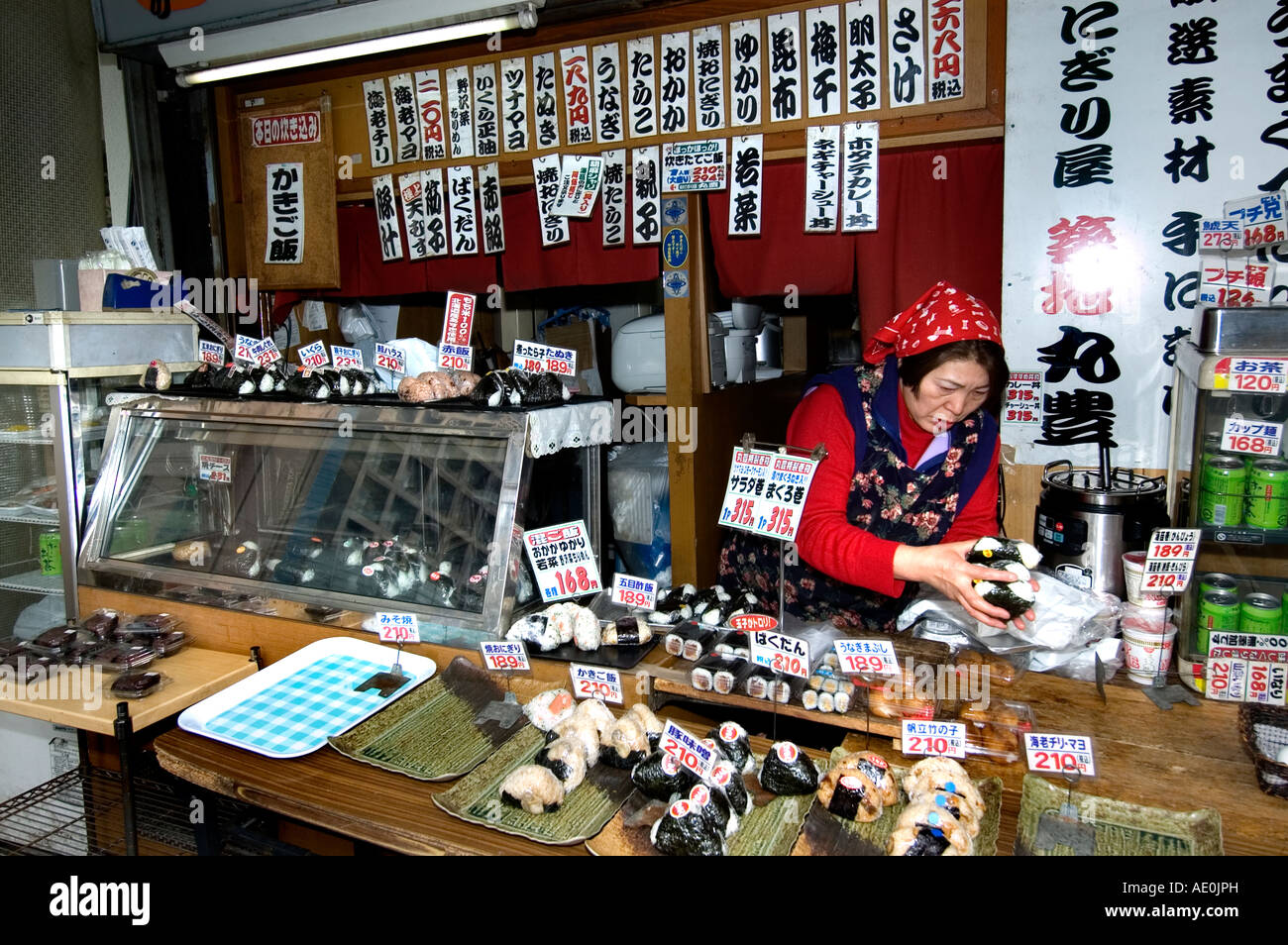 Tokyo Japan der Tsukiji Fischmarkt ist der größte Fisch- und Meeresfrüchtegroßmarkt der Welt. Thunfisch-Auktion, Japanisch Stockfoto