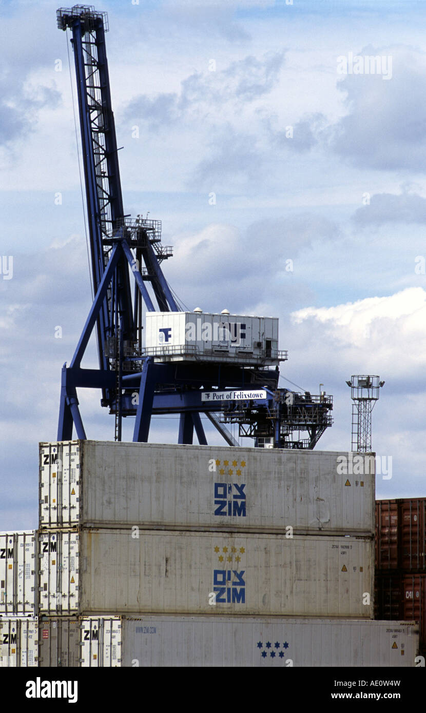 Container stapeln sich am Hafen von Felixstowe, Suffolk, UK. Stockfoto