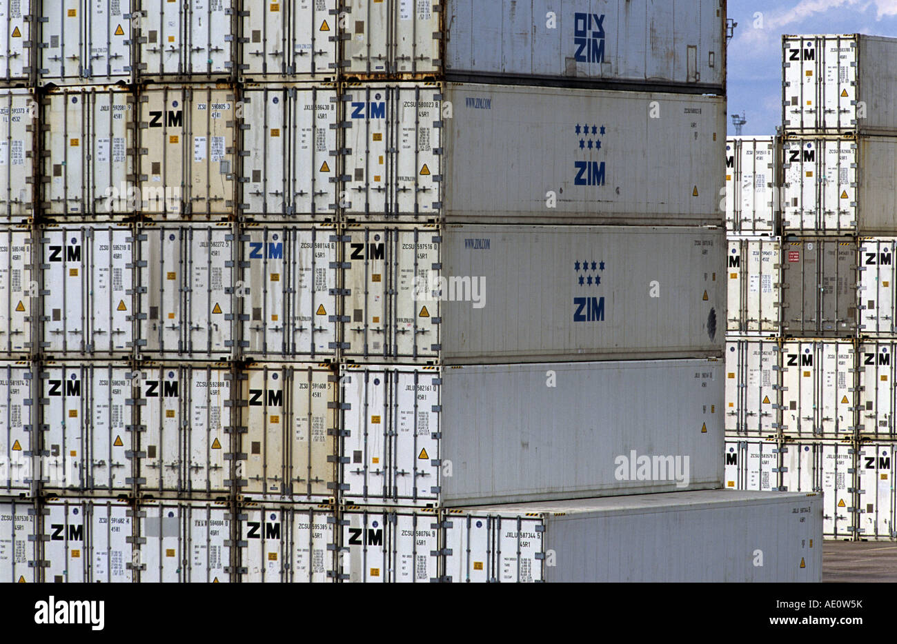 Container stapeln sich am Hafen von Felixstowe, Suffolk, UK. Stockfoto