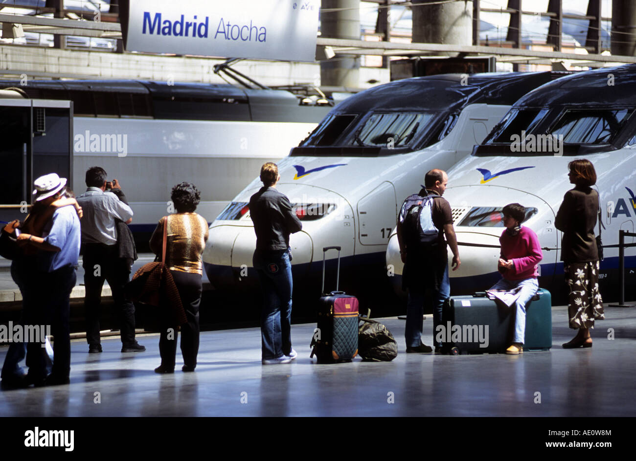Passagiere warten am Bahnhof Atocha, Madrid, Spanien. Stockfoto