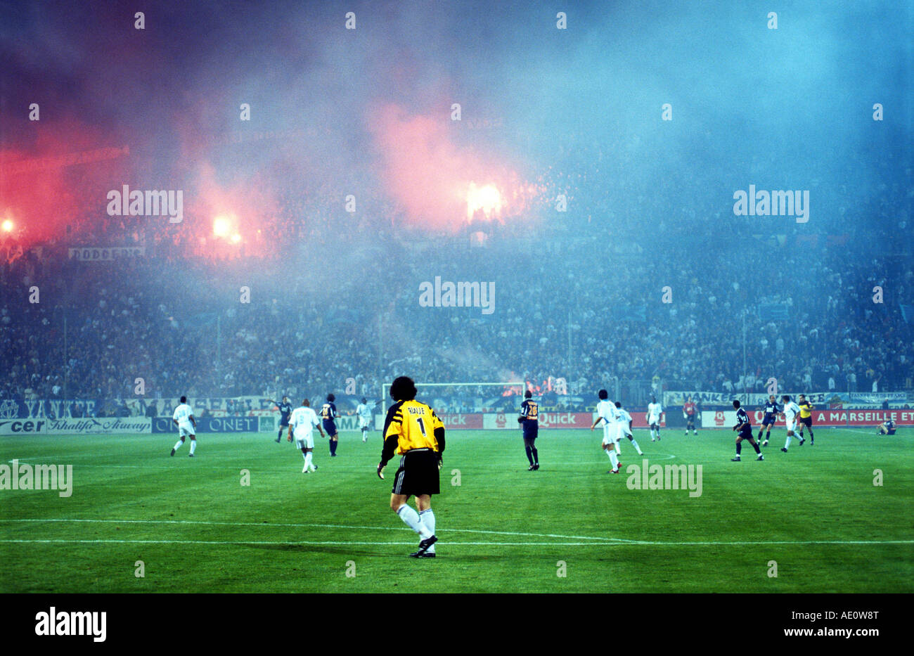 Olypique Marseille Fußball-Fans feiern ein Ziel während eines Spiels im Stade Velodrome, Marseille, Frankreich. Stockfoto