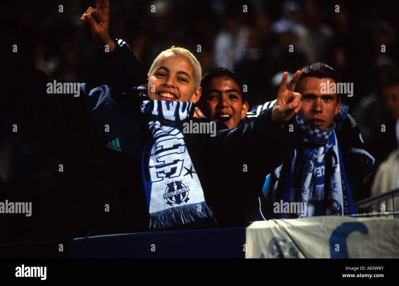 Olypique Marseille Fußball-Fans feiern ein Ziel während eines Spiels im Stade Velodrome, Marseille, Frankreich. Stockfoto