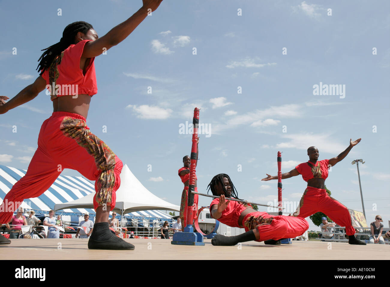 Valparaiso Indiana, Porter County Fair, kenianische Darsteller, Männer mit schwarzen Männern, Akrobaten, Turnerinnen, Limbo, IN070722031 Stockfoto