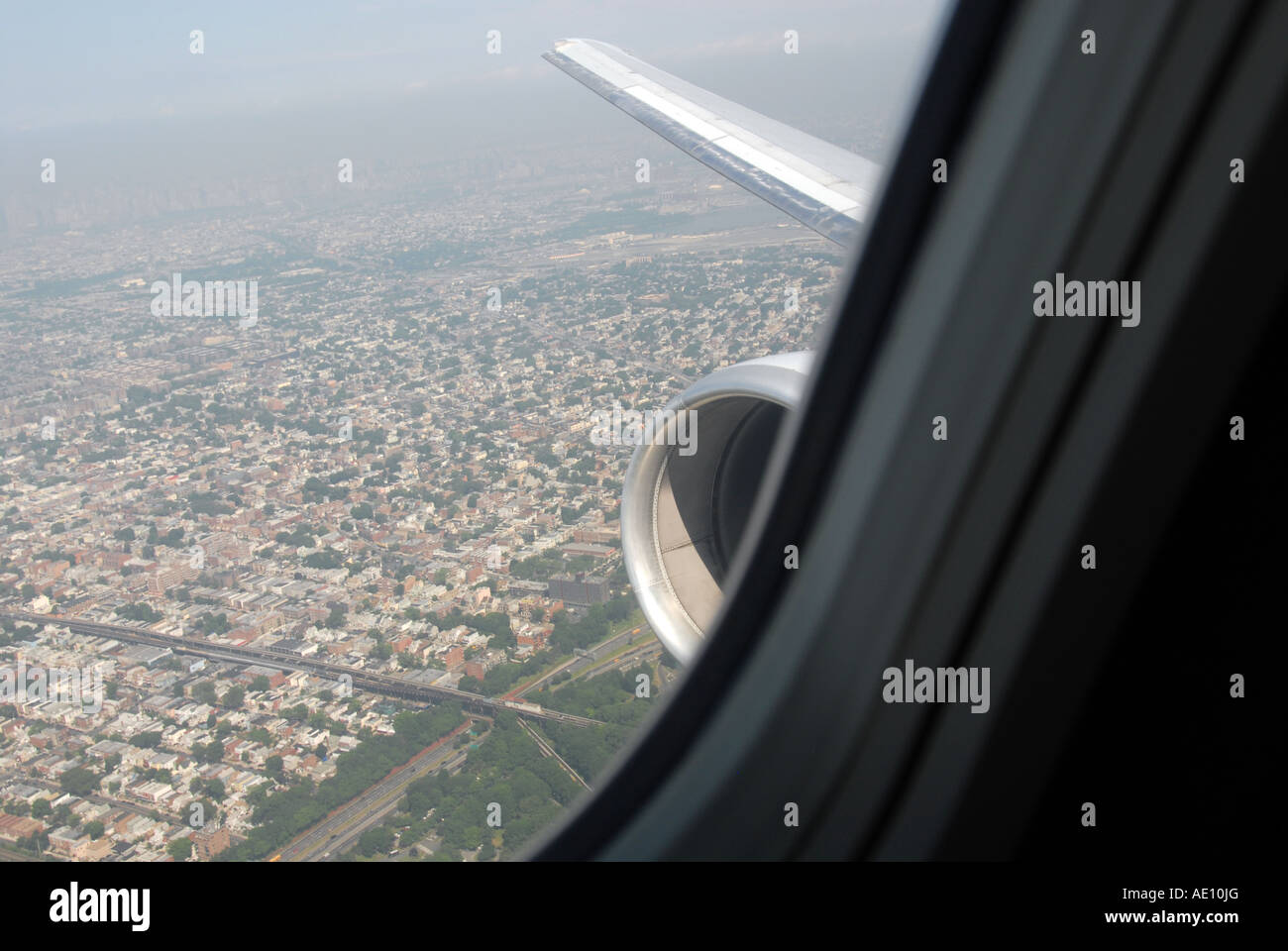 Blick von Queens New York City aus dem Fenster eines Flugzeugs von La Guardia Airport Stockfoto