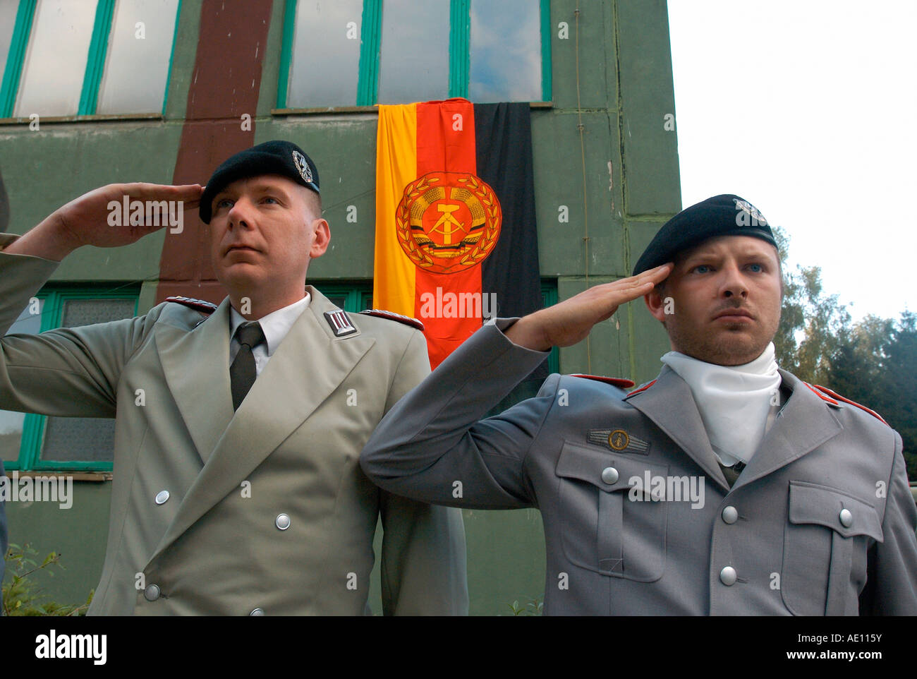 Touristen in Uniformen werden gemustert vor einem Paintball-Spiel, Harnekop, Deutschland Stockfoto
