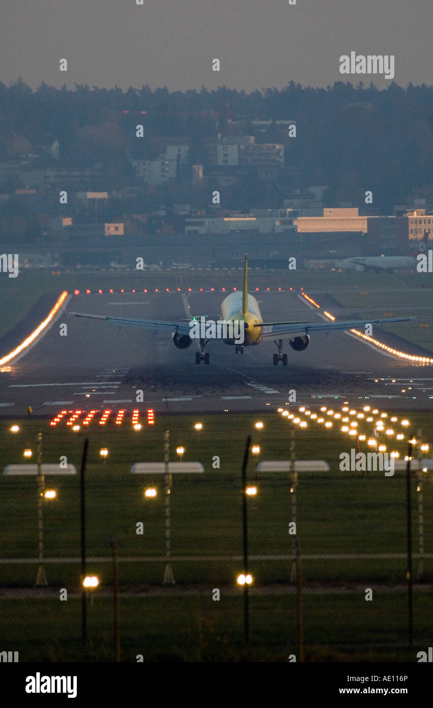 Ein Flugzeug landet auf dem Flughafen in Zürich, Schweiz Stockfoto