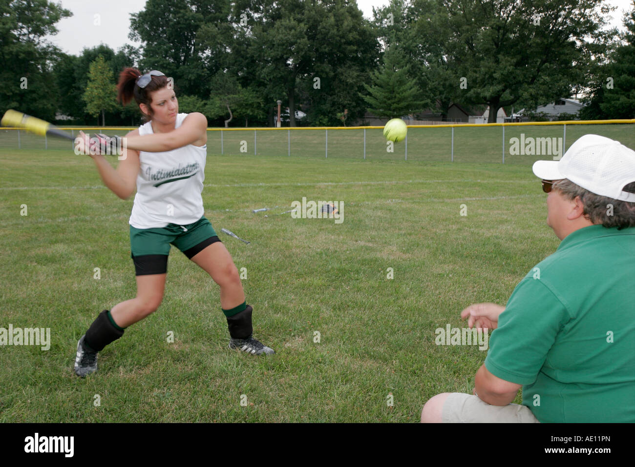 Valparaiso Indiana, Fairgrounds Park, National Softball Association World Series, Erwachsene Erwachsene Frau Frauen weibliche Dame, Spieler, Schlägerpraxis, Besucher t Stockfoto