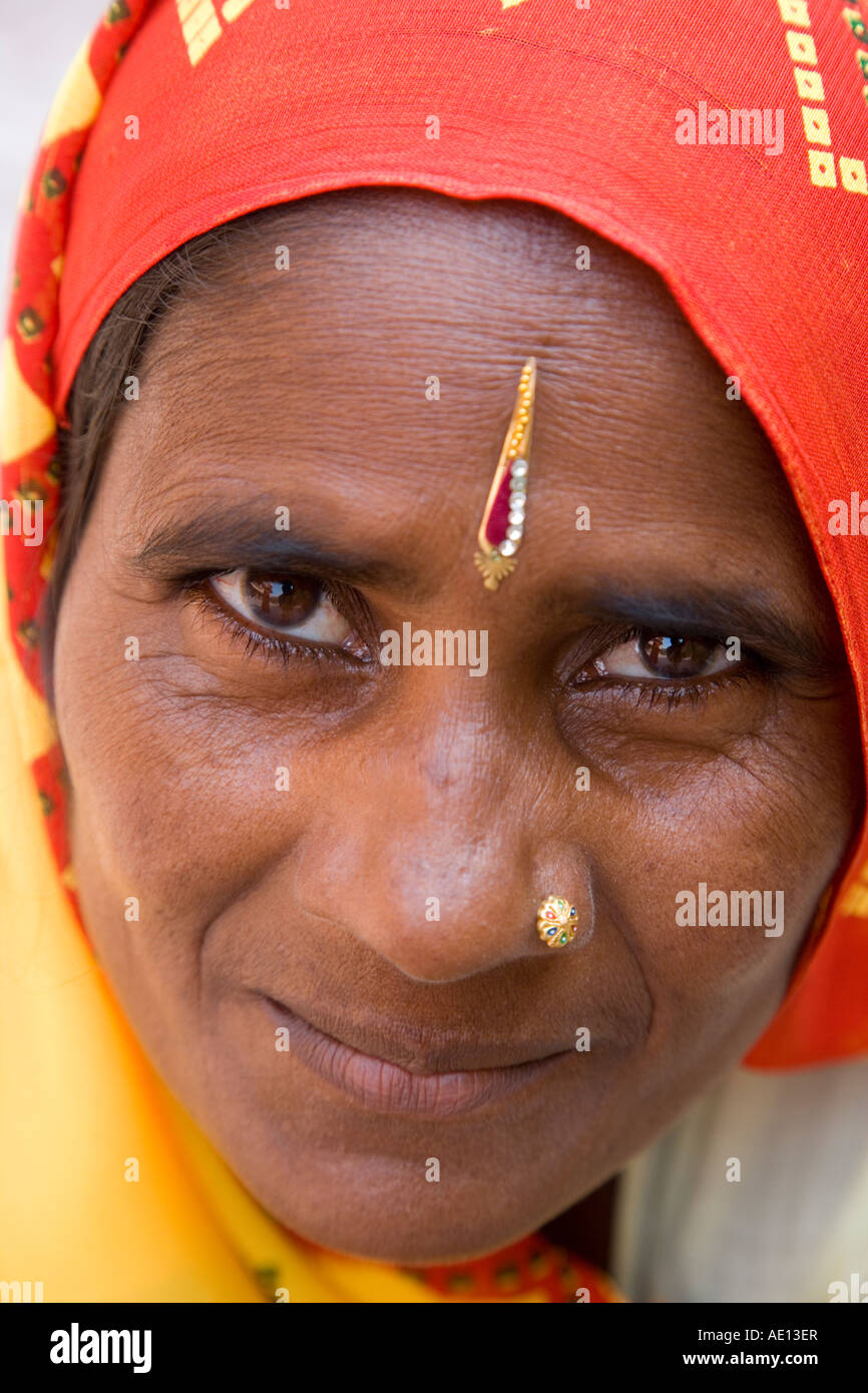 Eine Frau trägt einen bunten Sari Indien Rajasthan Jaipur Porträt Stockfoto