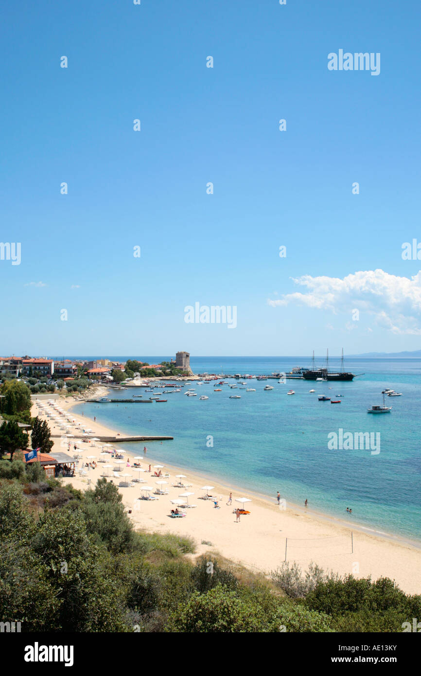 Panoramablick auf den Strand, Hafen und Turm von Ouranoupolis auf der Athos-Halbinsel auf der Halbinsel Chalkidiki in Griechenland Stockfoto