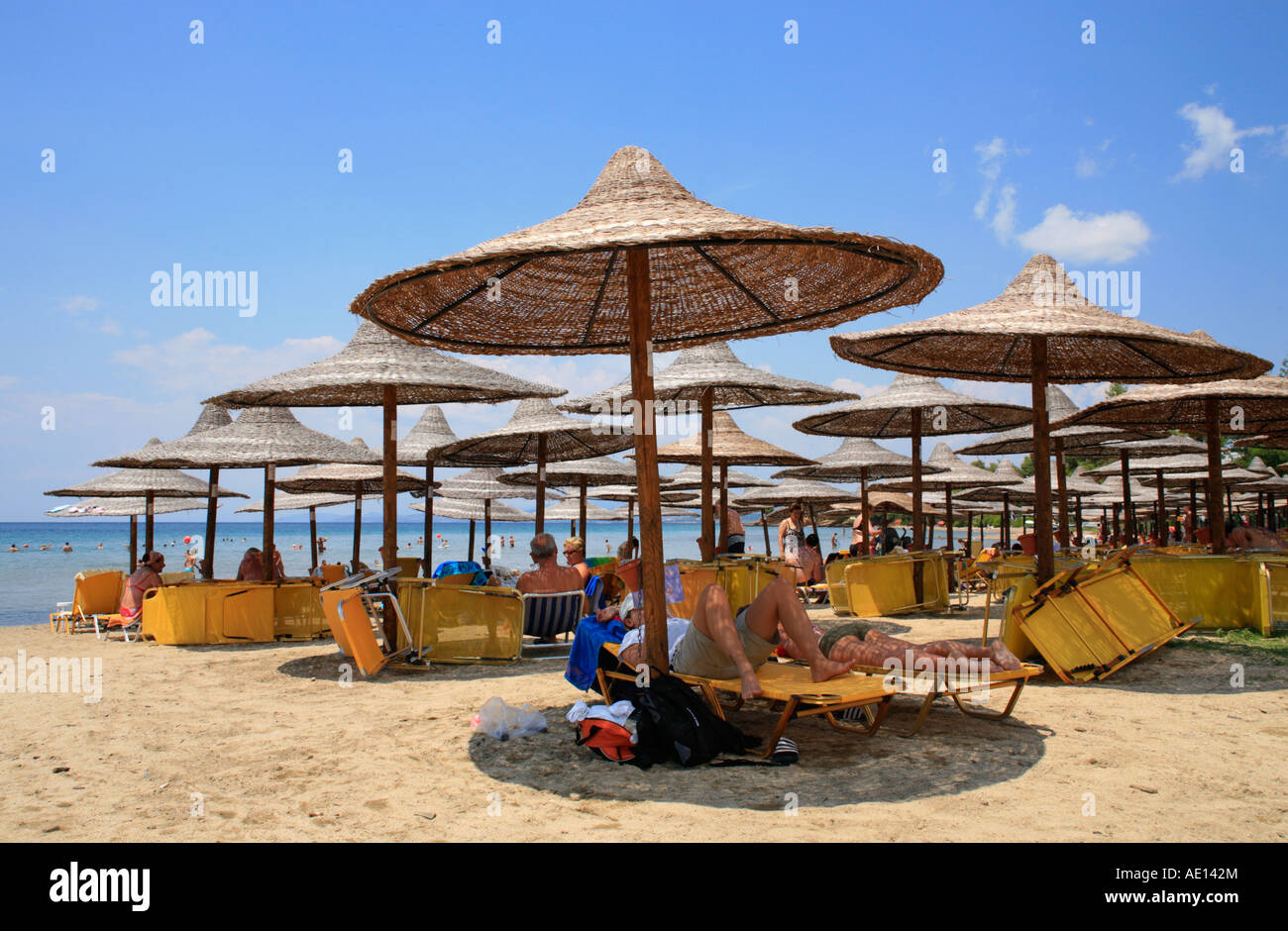 Sonnenschirme am Strand von Elia auf Sithonia Halbinsel auf der Halbinsel Chalkidiki in Griechenland Stockfoto