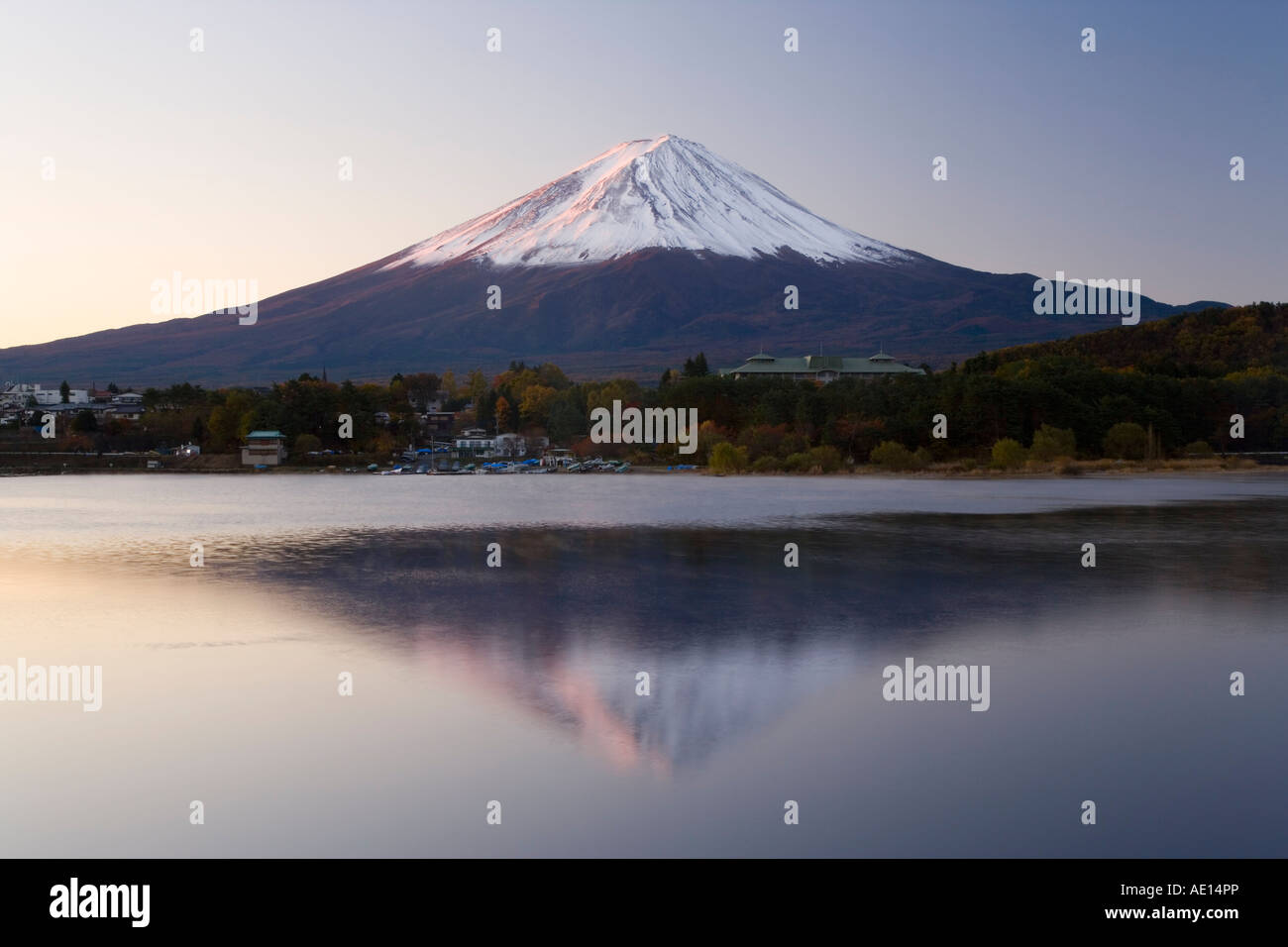 Japan Honshu Fuji Hakone Izu Nationalpark Mount Fuji 3776m Schnee begrenzt sein und über See Shoji-Ko in der Fuji gehen ko region Stockfoto