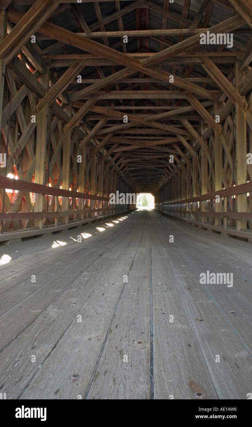 Im Inneren eine überdachte Brücke, Quebec Kanada Stockfoto