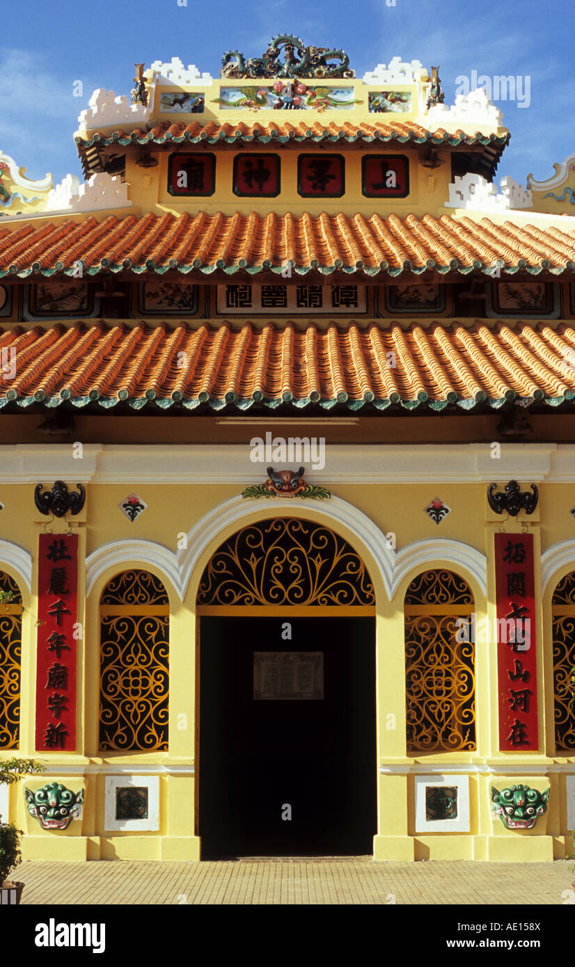 Ziegeldach und gewölbten Türen und Fenster, Fassade der Dinh als Chau Phu Tempel, Chau Doc, SW Viet Nam Stockfoto